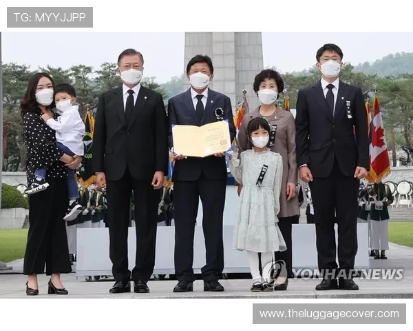 韩国前总统文在寅与成都远征球迷蔚山相遇合影留念展现中韩友谊